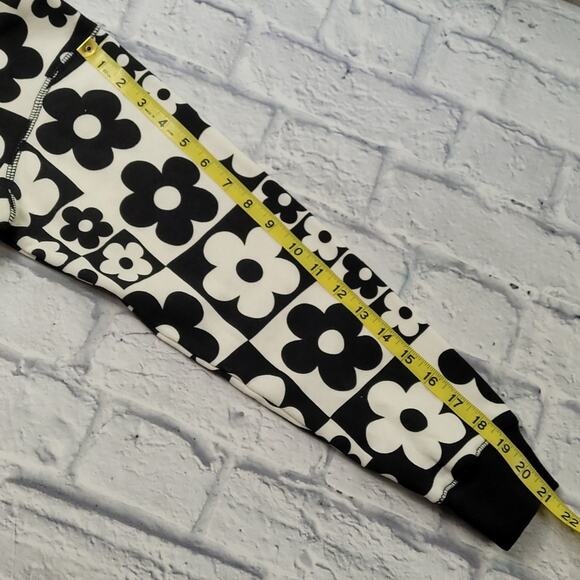 Wild Fable Black & White Daisy Checkerboard Cropped Hoodie size Large - Picture 11 of 11